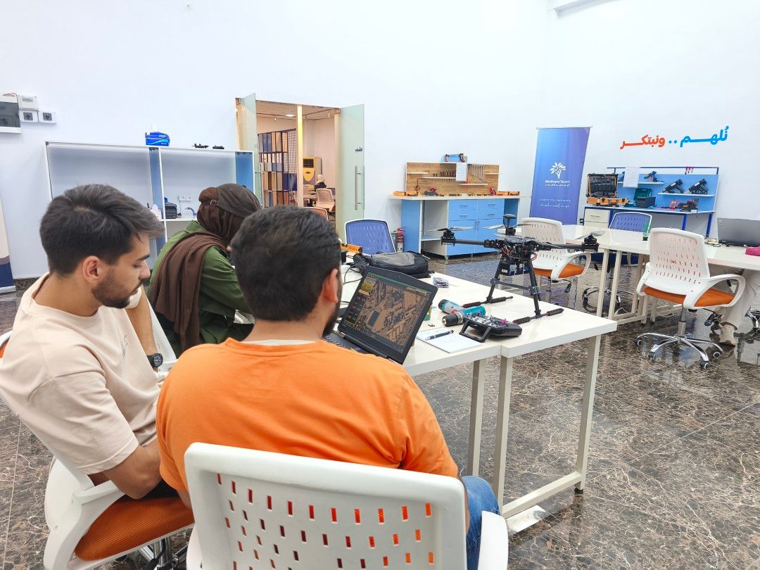 صورة فرق تعمل على مشاريع